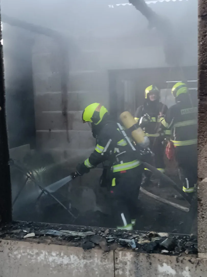 Hasiči bojovali několik hodin s požárem hospodářského stavení