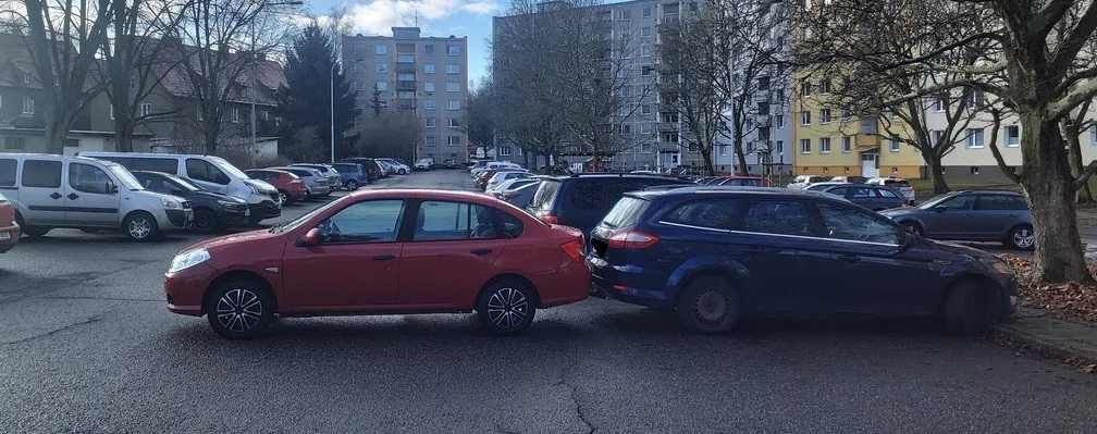 Neposlušná auta se bez vědomí svých majitelů dala do pohybu a opustila svá parkovací místa
