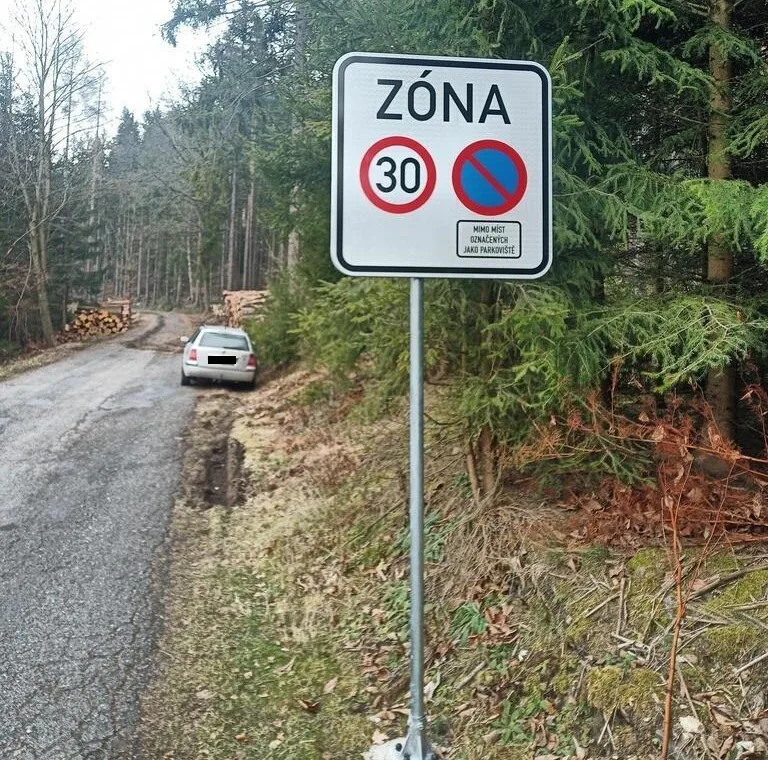 Prázdné parkoviště a auta rozesetá po lese, strážníci opakovaně upozorňují na nešvar řidičů