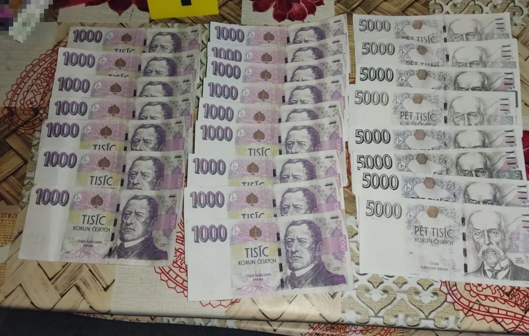 Tiskli peníze a způsobili škodu za 4,5 milionu korun, policie obvinila 60 lidí z padělání peněz