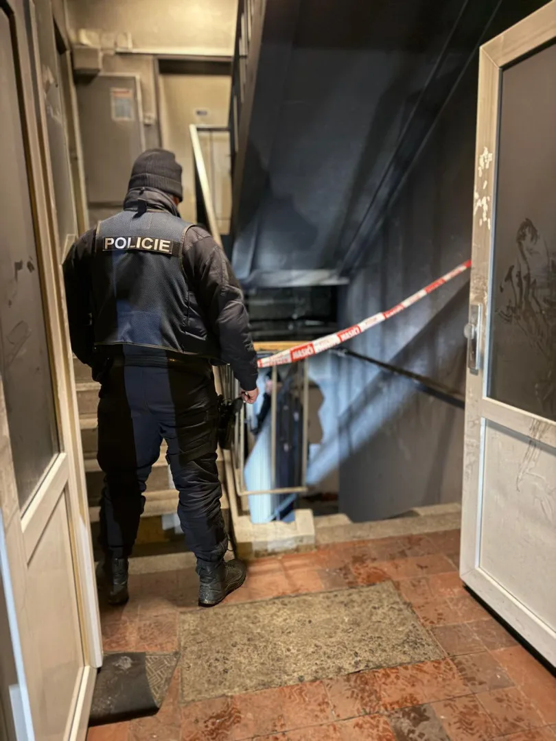 V Aši hořel obytný dům. Kvůli kouři lidé nemohli utéct, hasiči jich víc jak tucet evakuovali