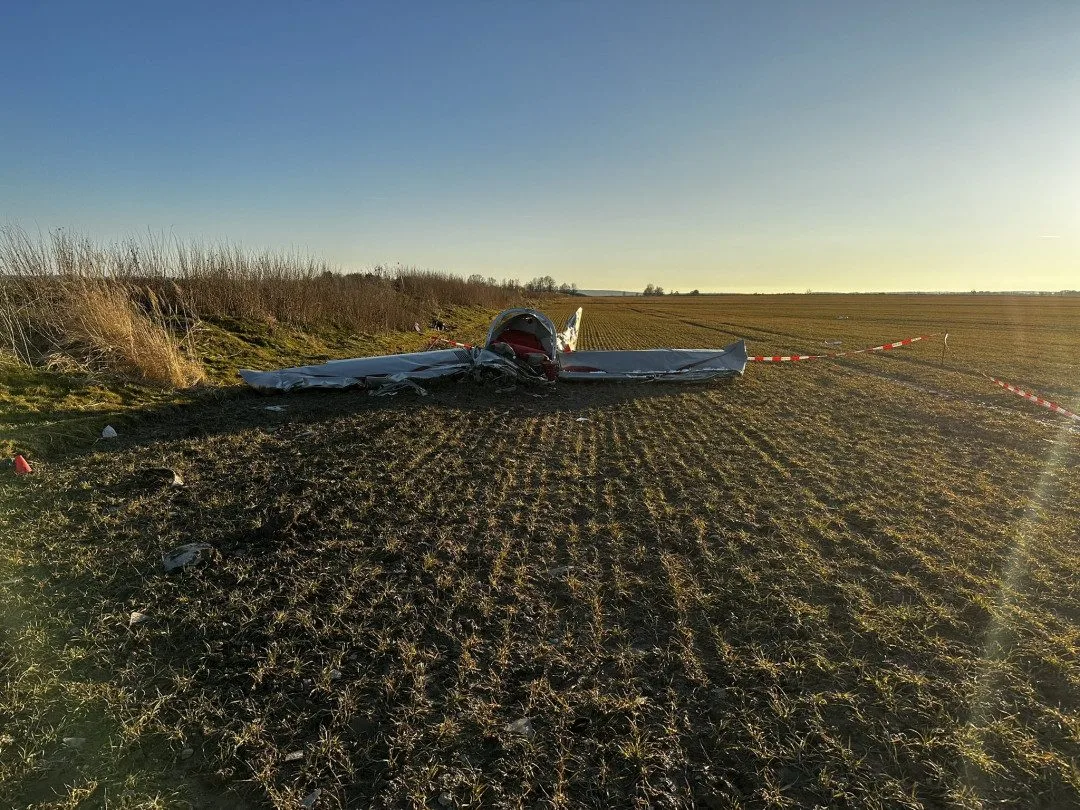 Policisté pátrají po svědcích letecké nehody, sedmasedmdesátiletý pilot na místě zemřel