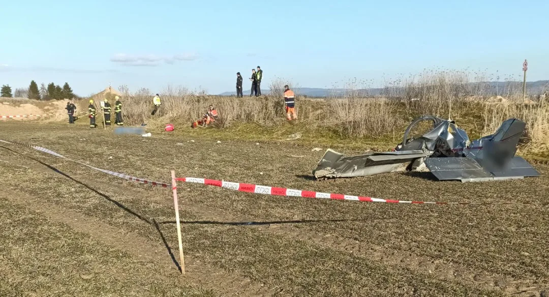 Policisté pátrají po svědcích letecké nehody, sedmasedmdesátiletý pilot na místě zemřel