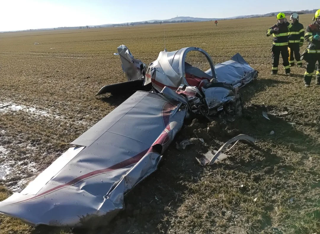 Policisté pátrají po svědcích letecké nehody, sedmasedmdesátiletý pilot na místě zemřel