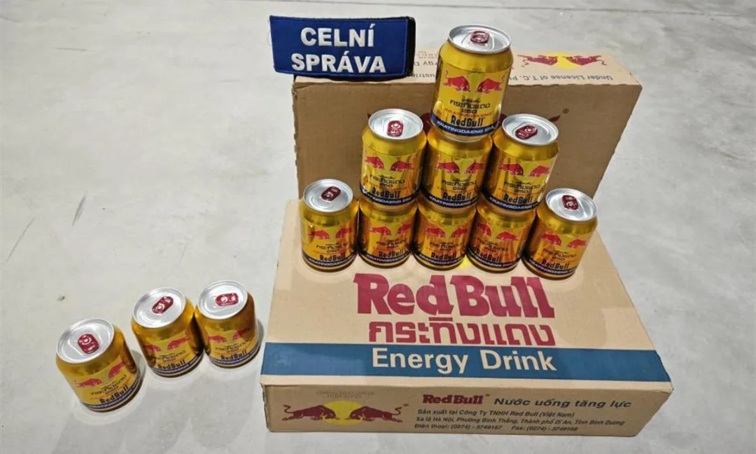 Celníci našli při kontrole jedné prodejny 5 000 kusů napodobenin energetického nápoje Red Bull