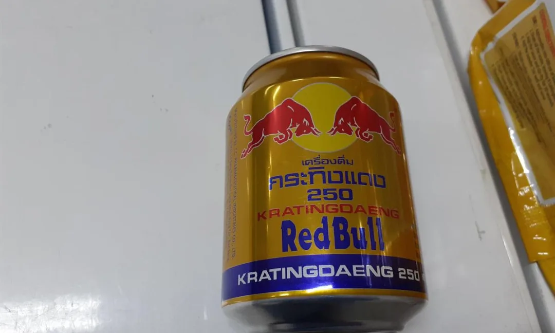 Celníci našli při kontrole jedné prodejny 5 000 kusů napodobenin energetického nápoje Red Bull