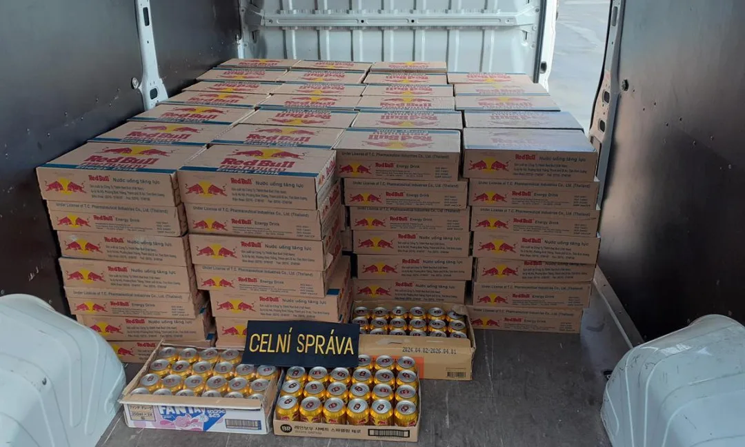 Celníci našli při kontrole jedné prodejny 5 000 kusů napodobenin energetického nápoje Red Bull