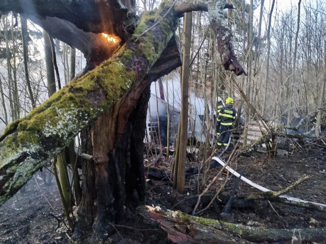 Hasiči ráno likvidovali požár chaty, hořely i stromy a suchá tráva na velké ploše přilehlé louky