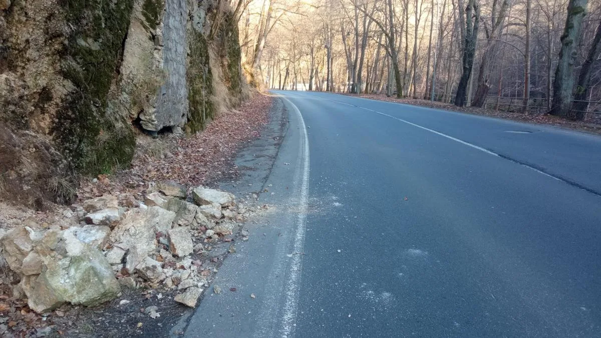 Kvůli pádu skály uzavřelo město Karlovy Vary na dobu neurčitou Slovenskou ulici. Řidiči musí objížďkami