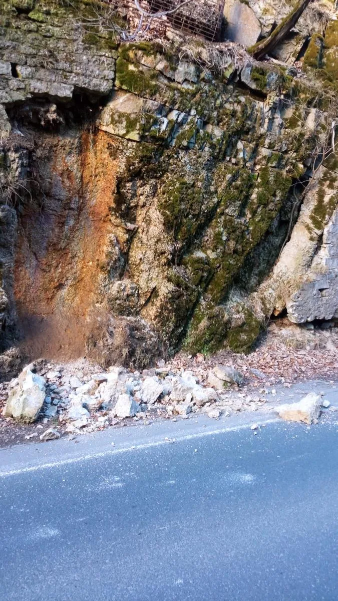 Kvůli pádu skály uzavřelo město Karlovy Vary na dobu neurčitou Slovenskou ulici. Řidiči musí objížďkami