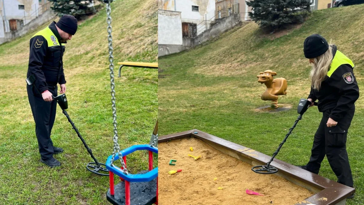 Strážníci s detektory kovů prohledávali dětská hřiště a pískoviště. Hledali použité jehly po narkomanech