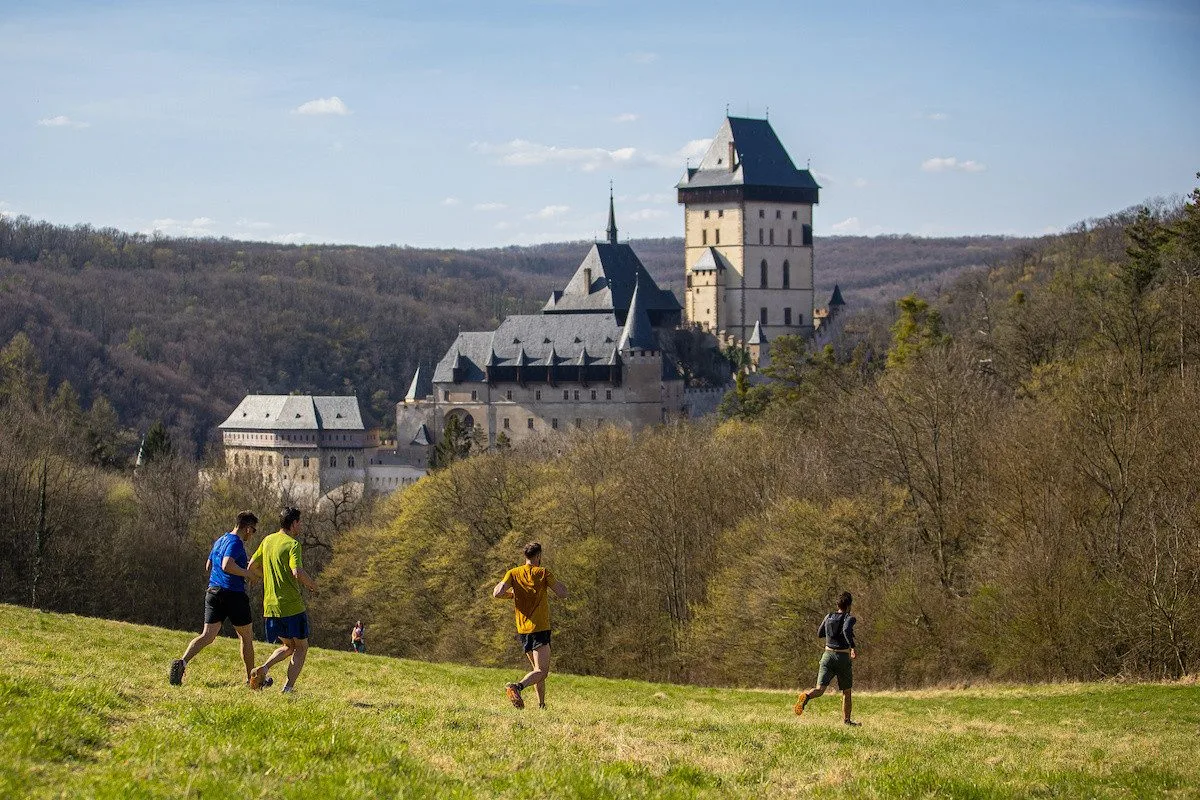 Běhej lesy slaví historický rekord. Na Karlštejn zavítaly bezmála tři tisíce běžců