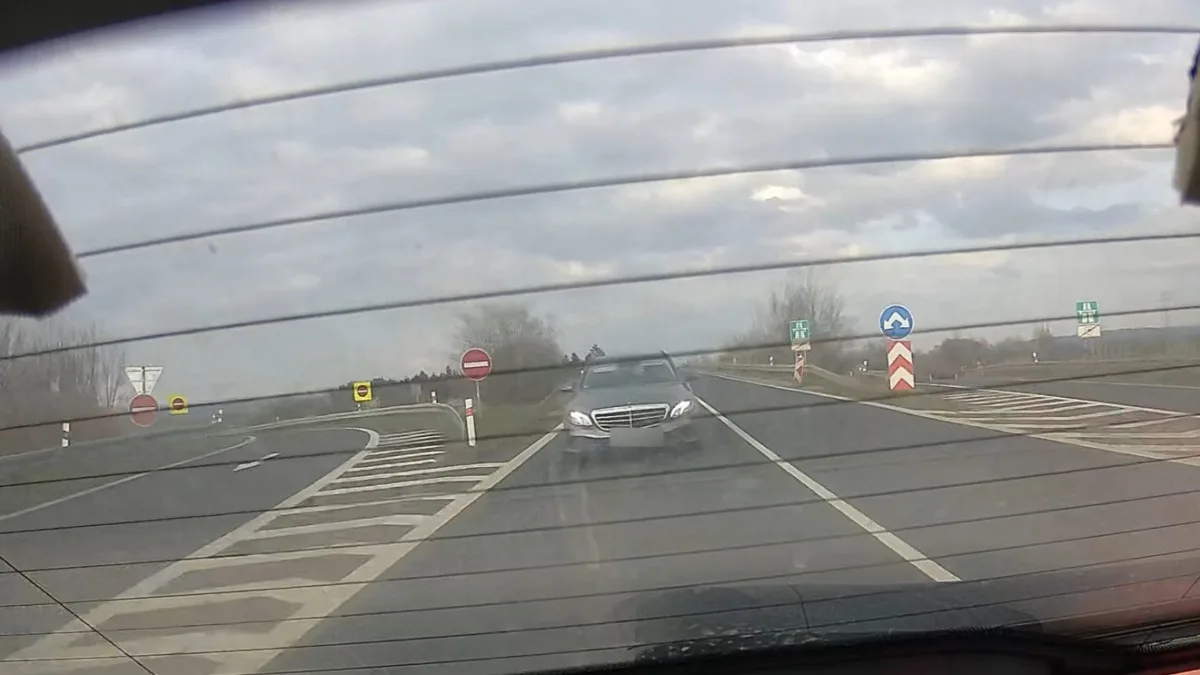 Rychlostí 209 km/h předjel řidič vozu značky Mercedes policejní auto s radarem. Na místě přišel o řidičák