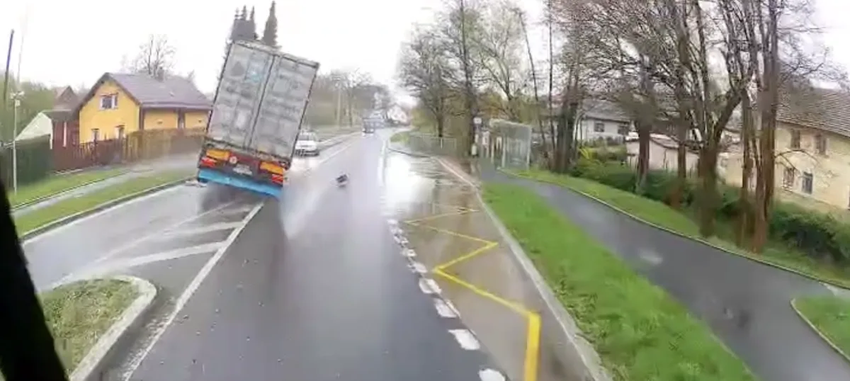 Drama u Staré Vody. Řidič kamionu málem čelně narazil do auta.