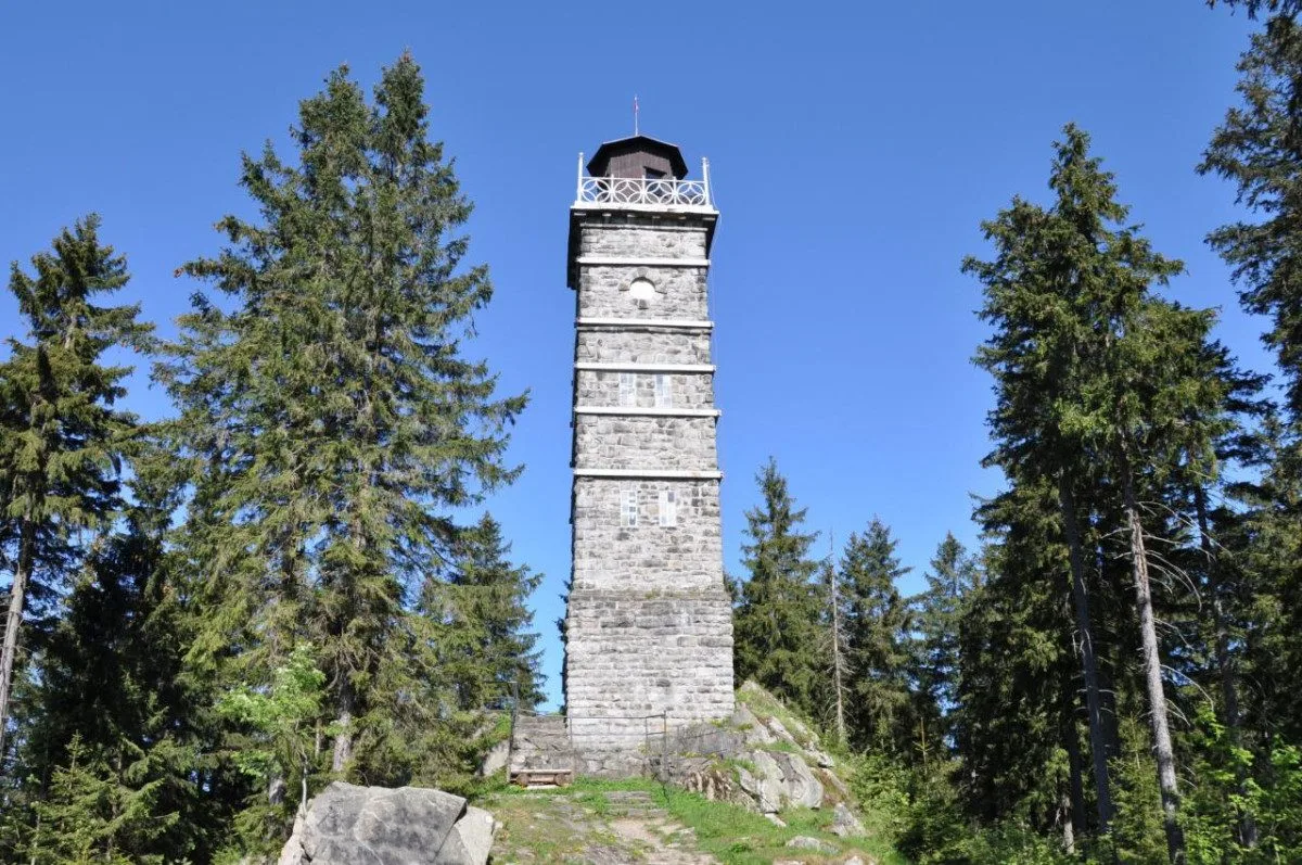 Rozhledna Pajndl u Nejdku na Karlovarsku dostala nový nátěr a informační tabule.