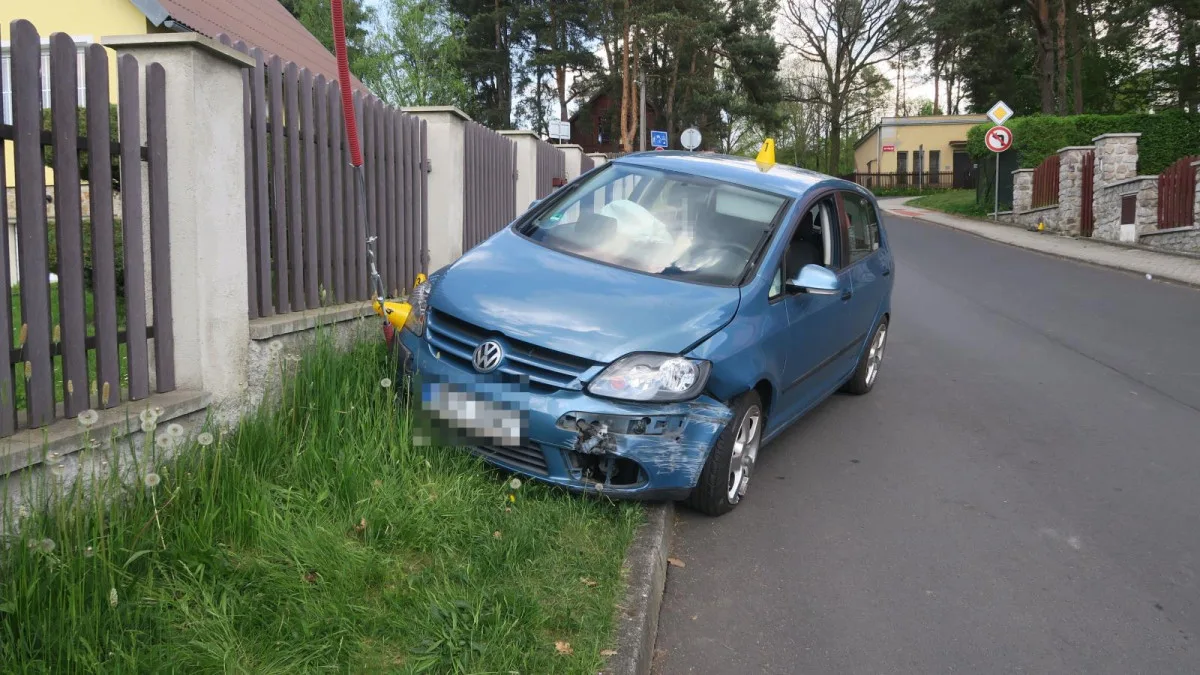 Opilý řidič havaroval v Karlových Varech, nadýchal téměř čtyři promile.