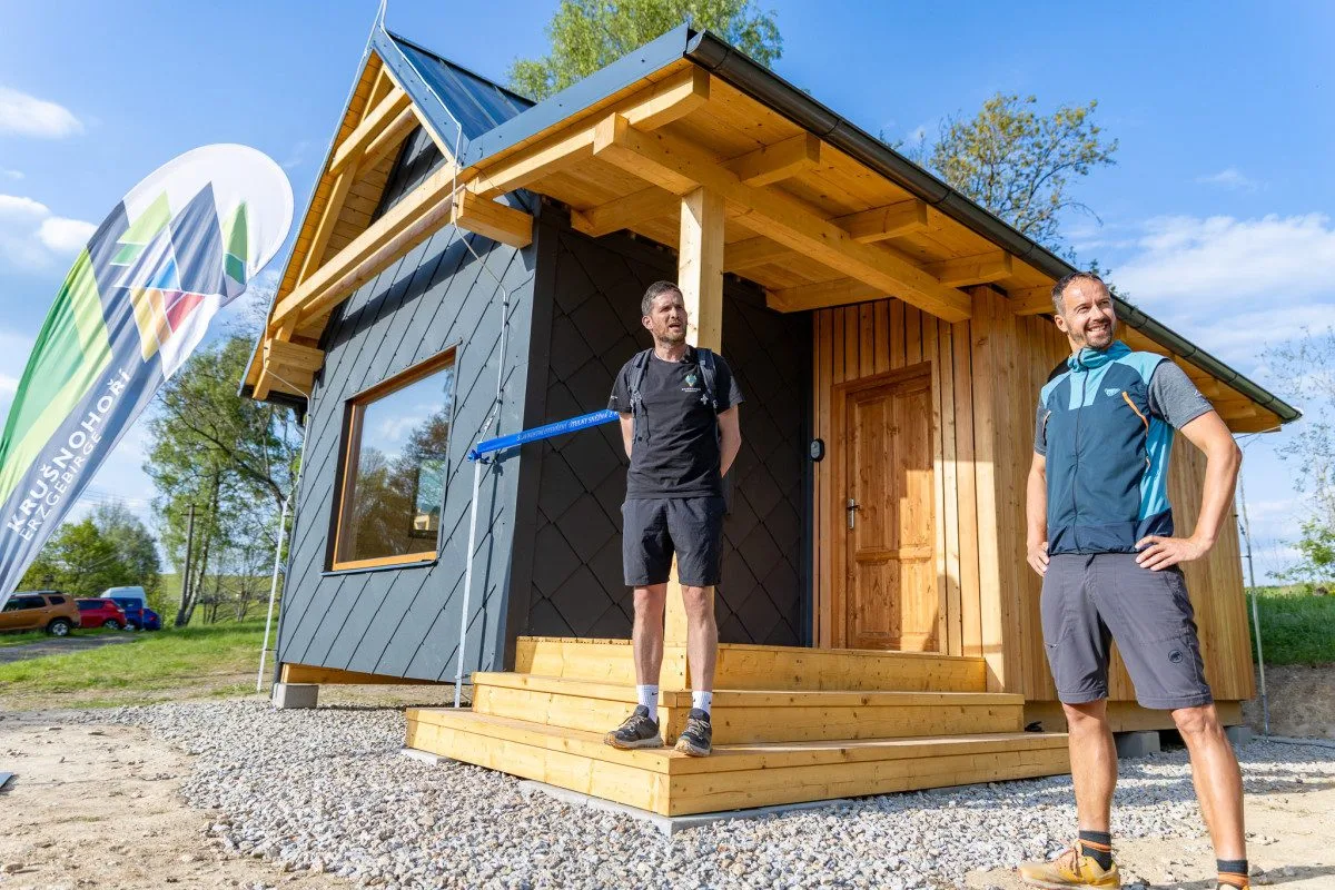 V Krušných horách ve Sněžné u Kraslic už turistům i místním kolemjdoucím slouží další útulna. Foto: Se svolením Nadace ČEZ