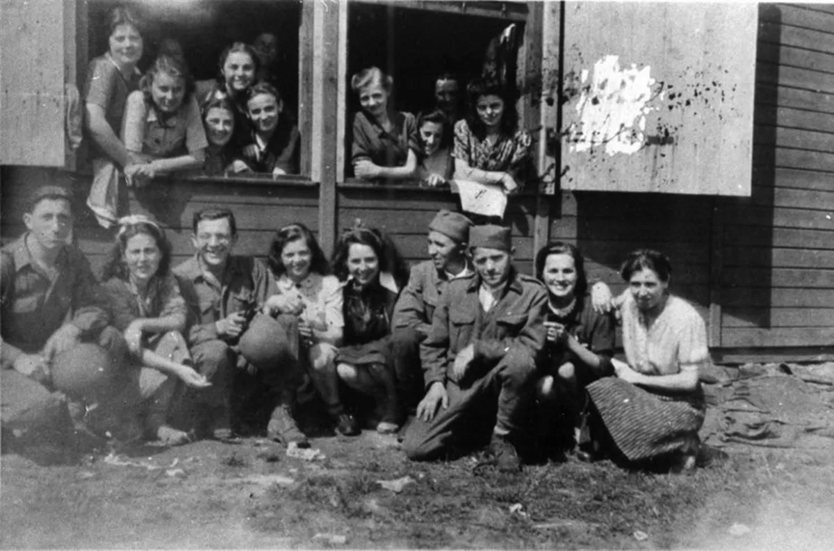Vězeňkyně tábora Svatava osvobozené americkými vojáky, 1945. Foto: Památník Terezín