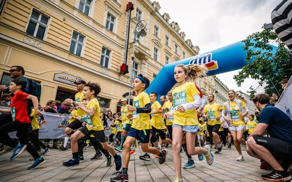 Sobota bude v Karlových Varech patřit běhu. Řidiči musí počítat s uzavírkami. Foto: Se svolením Karlovarského kraje