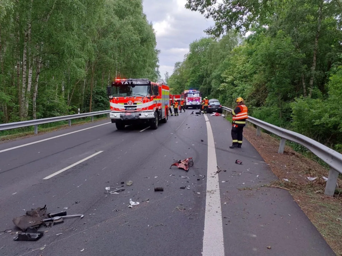 Před Chebem se ráno při dopravní nehodě zranili dva lidé
