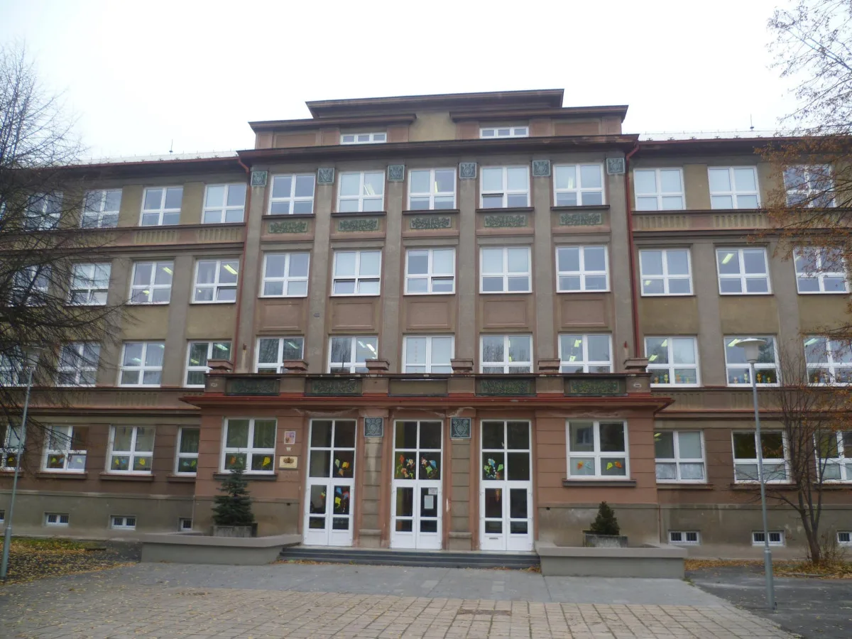 Ostrov na Karlovarsku plánuje přístavbu školních družin u ZŠ Myslbekova