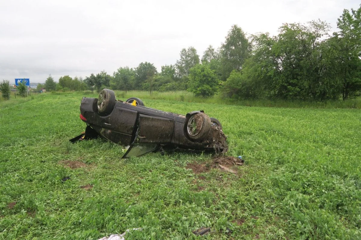 Auto sjelo ze silnice a skončilo na střeše. Dva lidé se zranili.