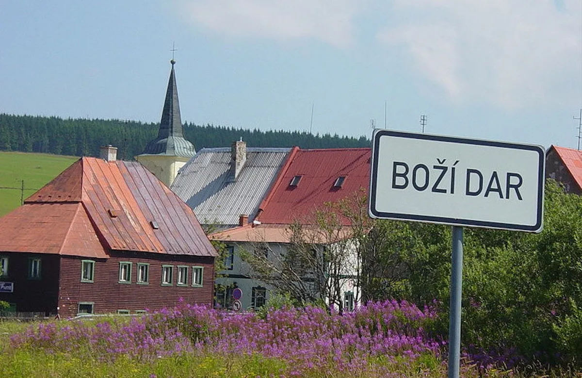 Bývalé celnice v Karlovarském kraji slouží jako obchody, kasina i obecní úřady.