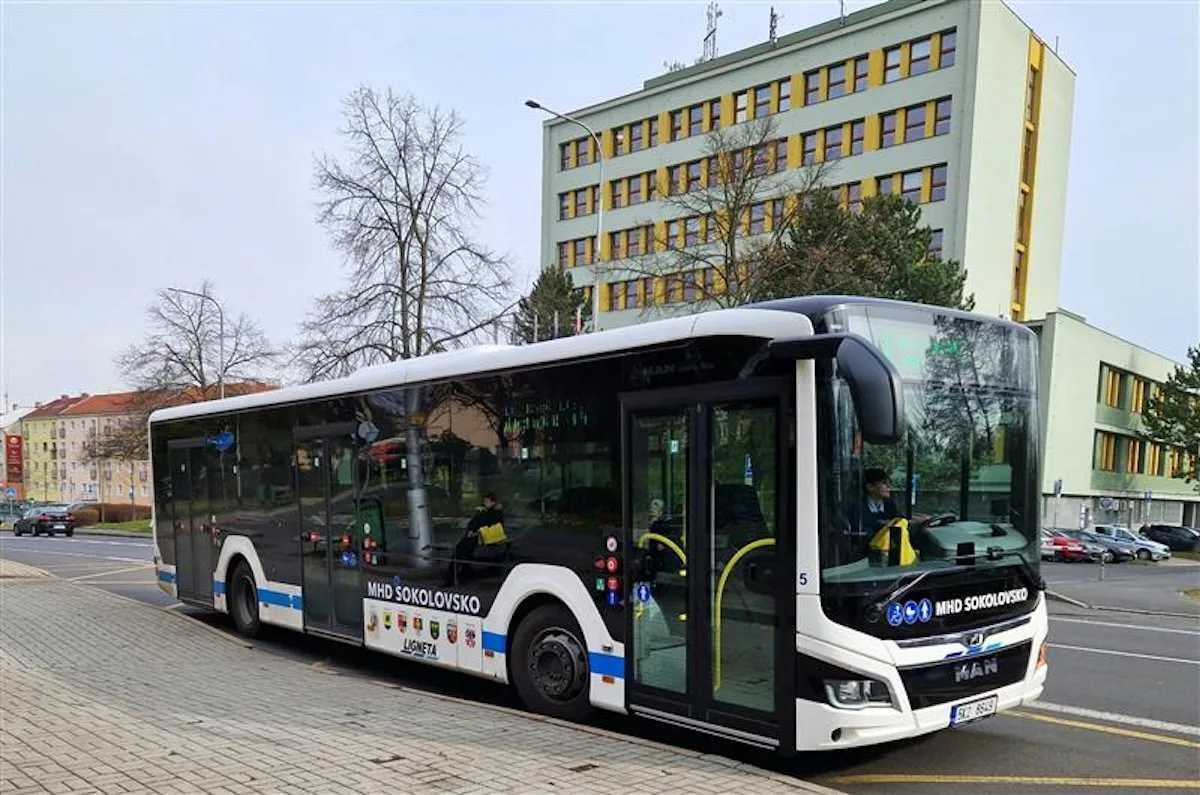 V sokolovské MHD zdražily platby kartou, hotovostní platby zlevnily.