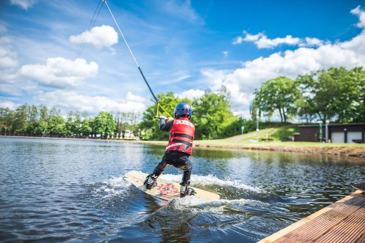 Vlek na wakeboarding v Karlových Varech láká stále více zájemců.