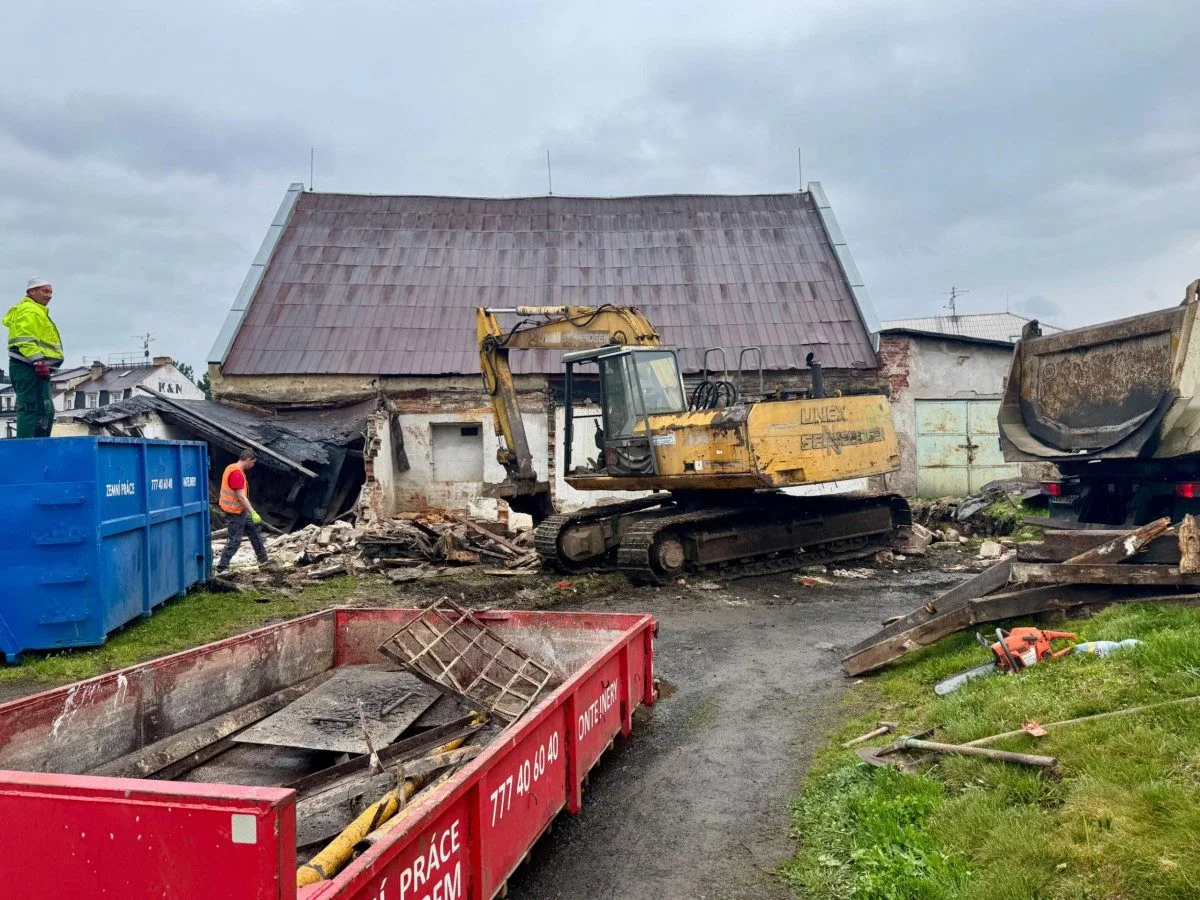 V Ostrově pokračují demolice garáží, některé se ale zatím městu nedaří vykoupit. Foto: Se svolením Města Ostrov