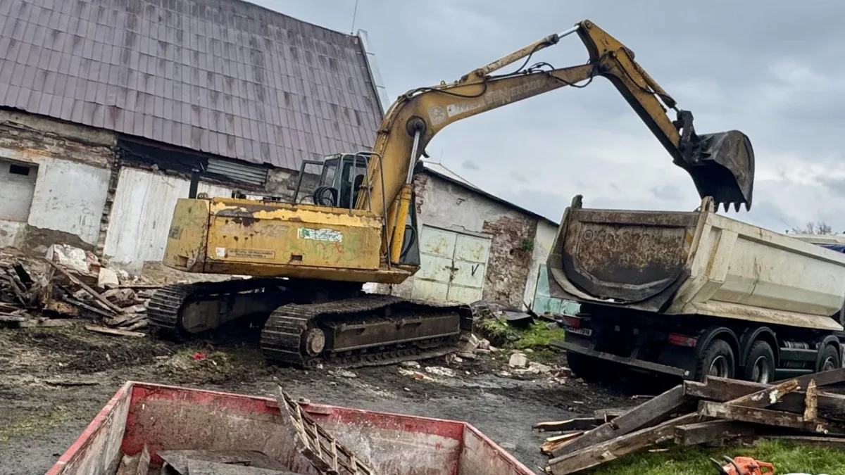 V Ostrově pokračují demolice garáží, některé se ale zatím městu nedaří vykoupit