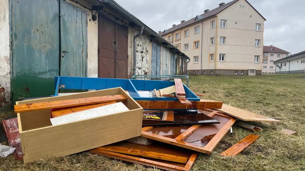 V Ostrově pokračují demolice garáží, některé se ale zatím městu nedaří vykoupit