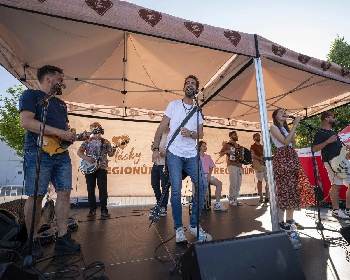 Kapela Jelen přijede do Varů. Zažijte mini koncert zdarma přímo u Kauflandu.