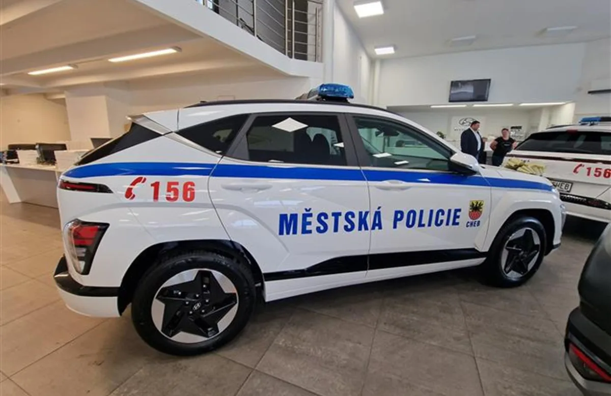 Strážnici v Chebu zmodernizovali vozový park o dvě auta, jsou to elektromobily. Foto: Se svolením města Cheb