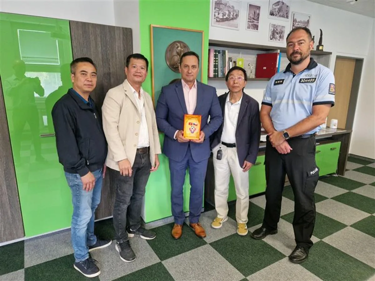 Policisté opět hráli fotbal proti vietnamské komunitě. Bylo to pro dobrou věc. Foto: Se svolením města Sokolov