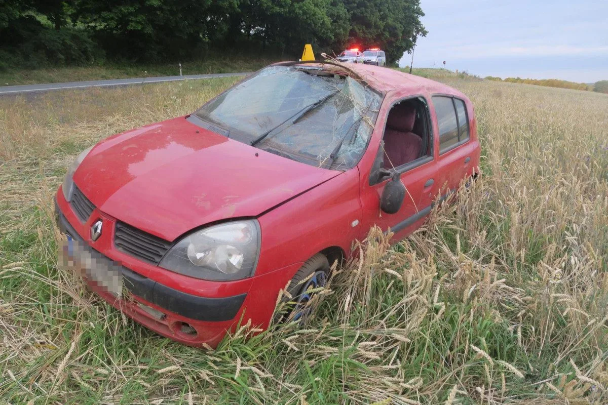 Řidič šel s autem přes střechu. Policisté mu naměřili téměř tři promile. Foto: Se svolením Policie ČR