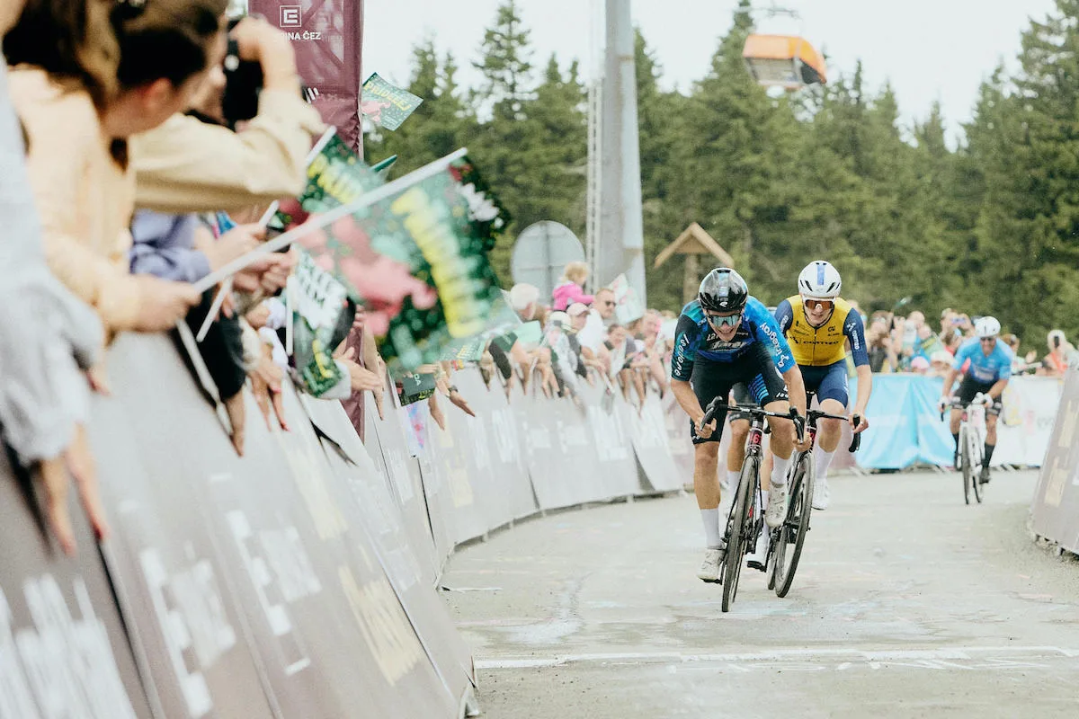 Prosluněná náročná výzva. Peloton Road Classics podruhé dobyl Klínovec.