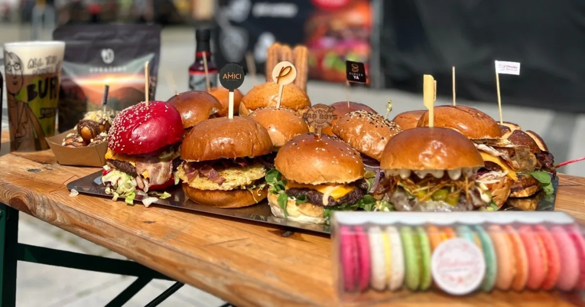 Burgery v lázeňské atmosféře. Karlovy Vary hostí street food festival. Foto: Se svolením Burger Street Festivalu