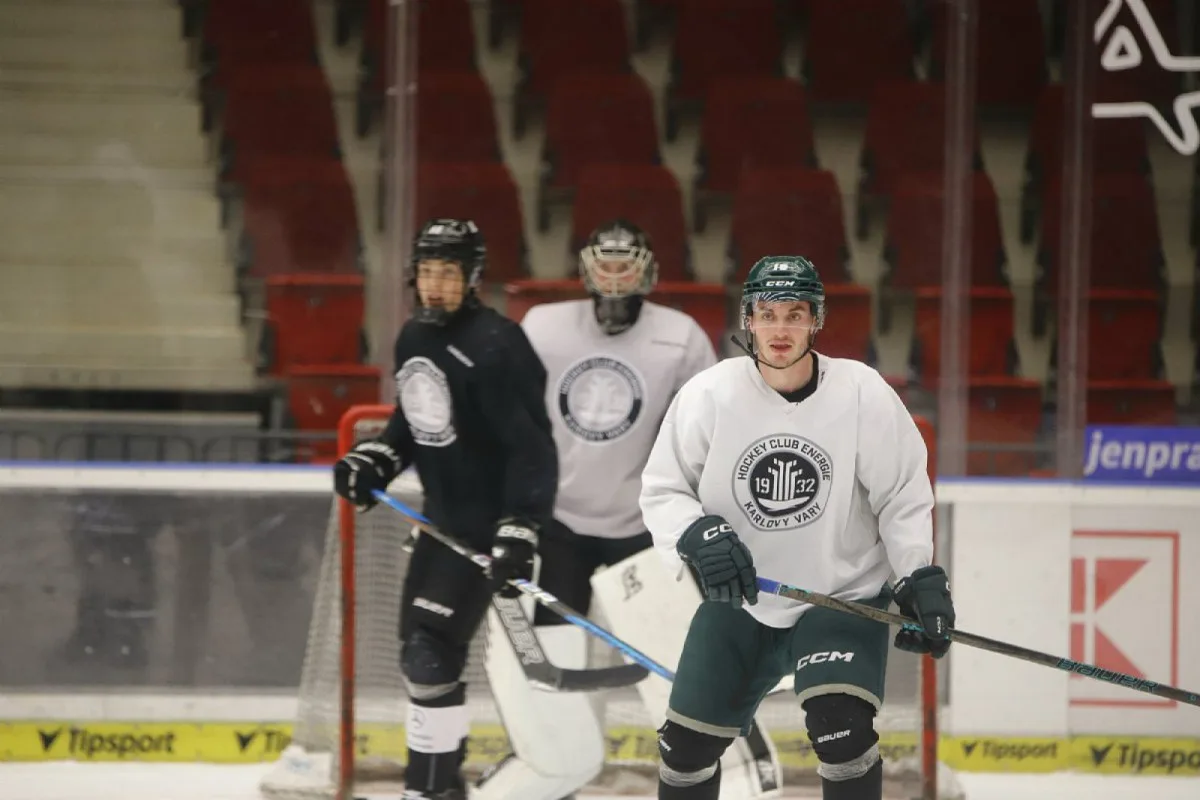 Hokejista Dominik Rymon míří v zámoří na univerzitu, přiblíží se tím vysněné NHL. Foto: Se svolením HC Energie Karlovy Vary