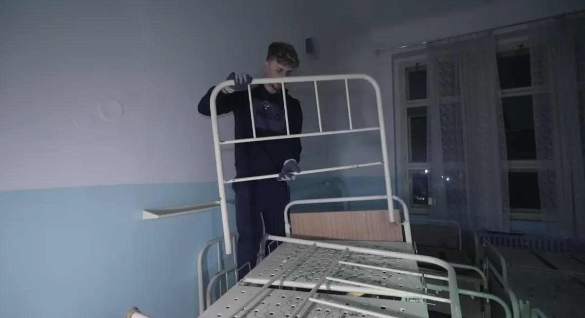 Youtuber točil videa z opuštěných objektů a kradl v nich. Nemocnici v Plané zplundroval