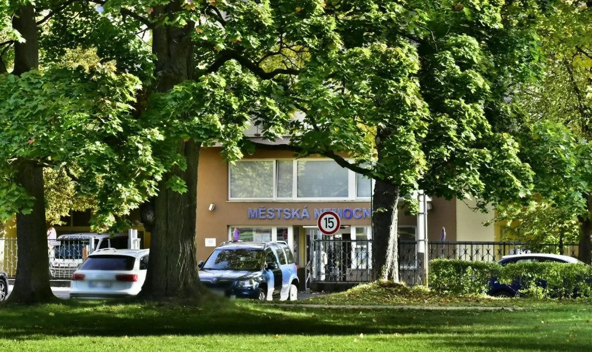 Mariánské Lázně otevřely parkoviště u nemocnice pro 43 aut. Vyšlo na 6,4 milionu