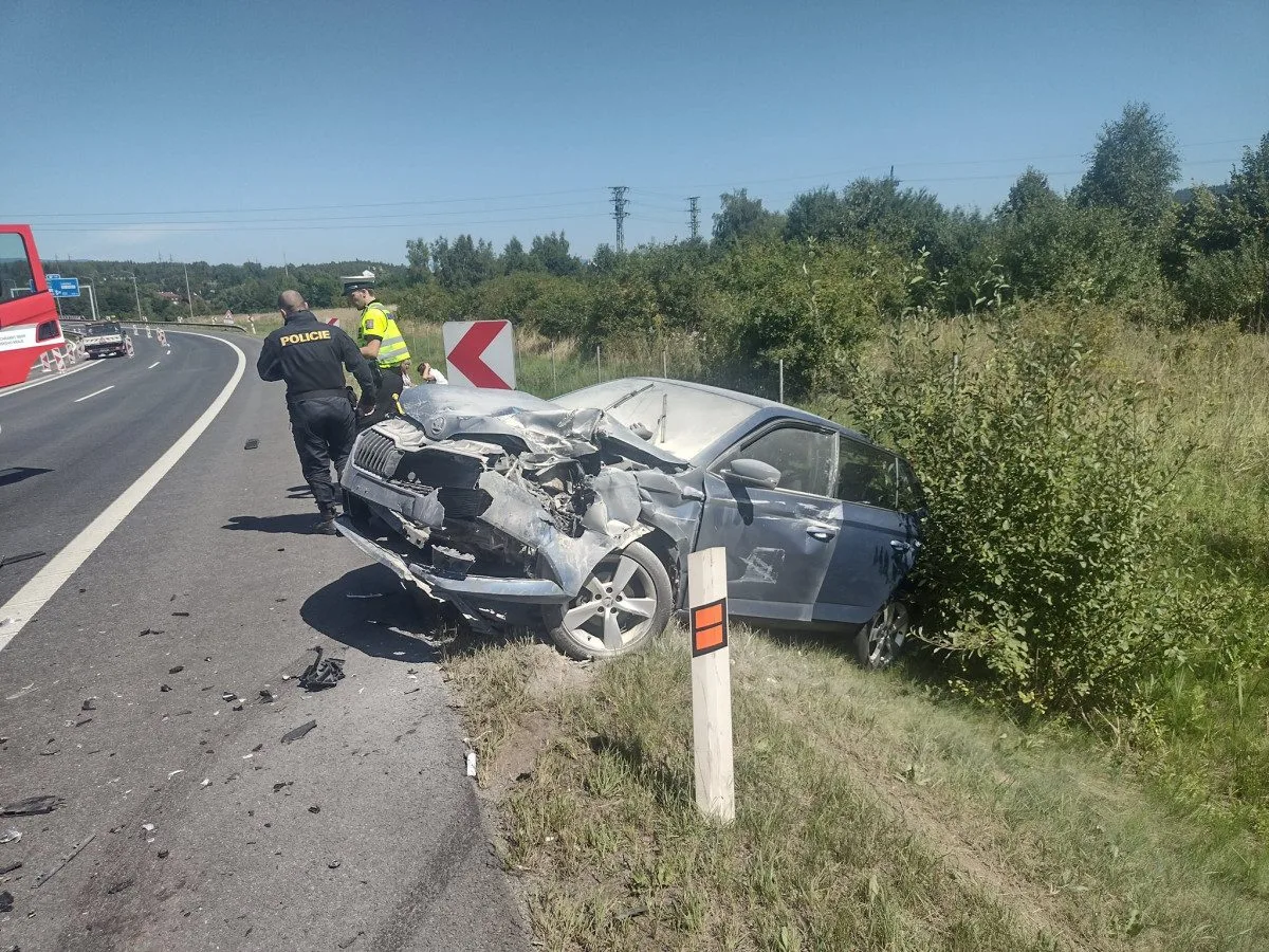Dopravní nehoda uzavřela na několik hodin dálnici D6 v Karlových Varech.