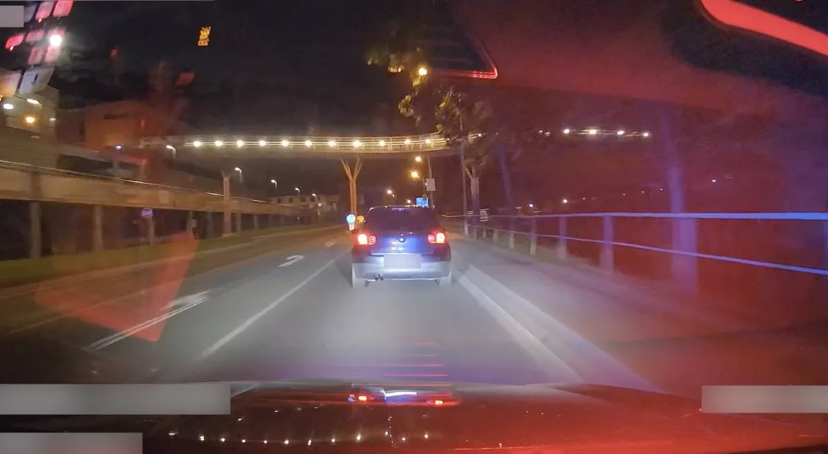 Řidič s pozitivním testem na drogy ujížděl policistům z Varů až do Chodova.