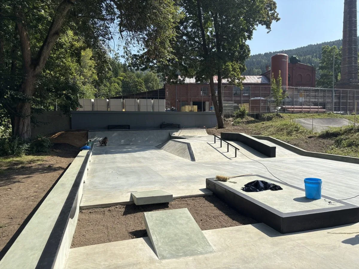 Nový skatepark v Kraslicích čeká na kolaudaci, sportovcům se otevře v září.