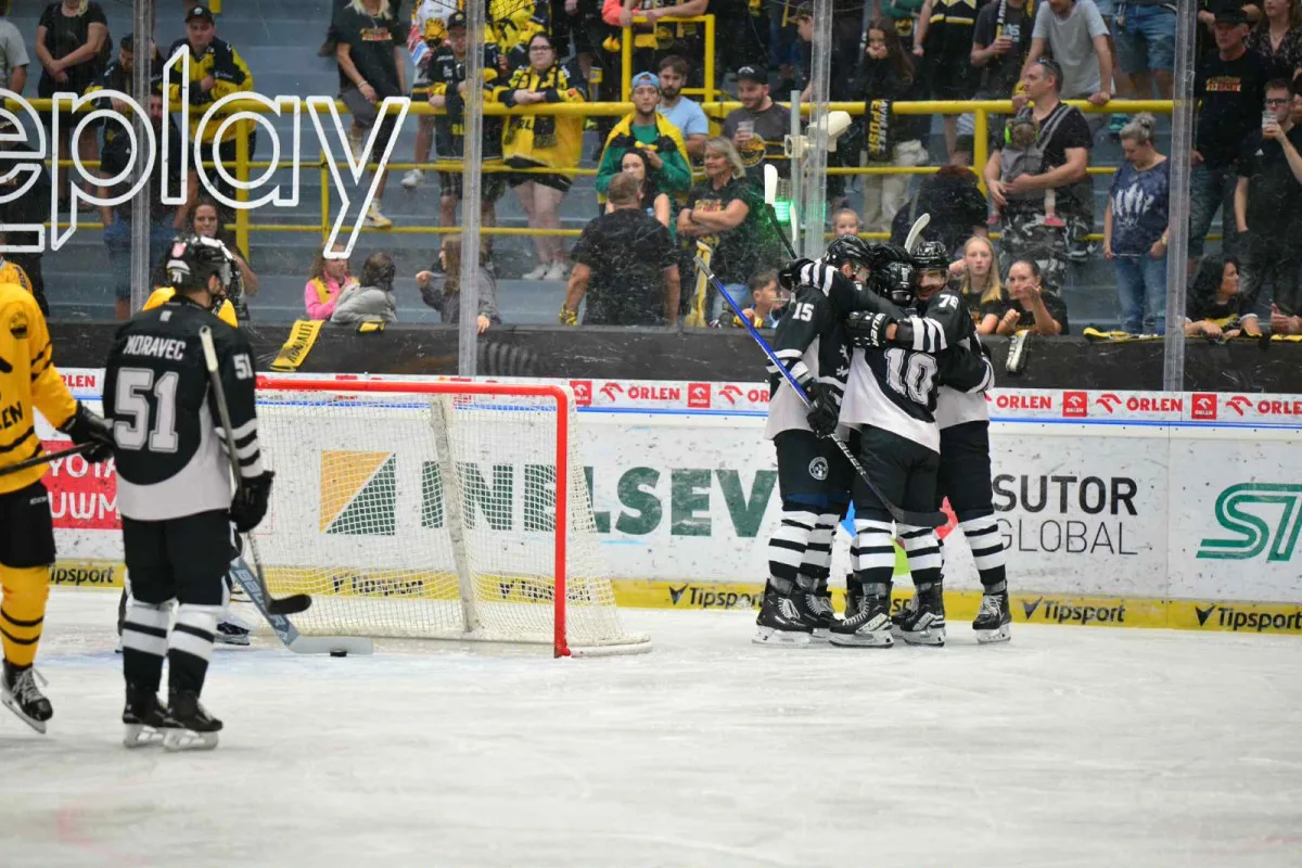 Podkrušnohorské derby ovládli karlovarští hokejisté, Litvínov dnes porazili 5:2. Foto: Se svolením HC Energie Karlovy Vary