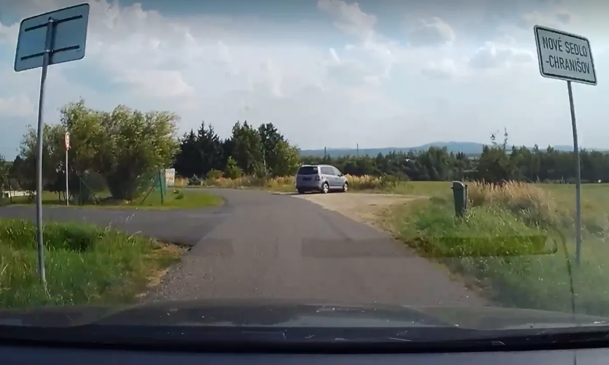 Policista jel ve svém volnu na nákup. Řidiče, který se mu snažil zmizet, dohonil. Foto: Se svolením Policie ČR (video)