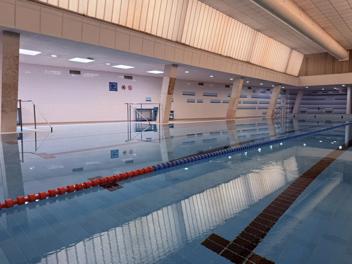 V Karlových Varech se dnes po rekonstrukci otevřel bazén v Alžbětiných lázních.