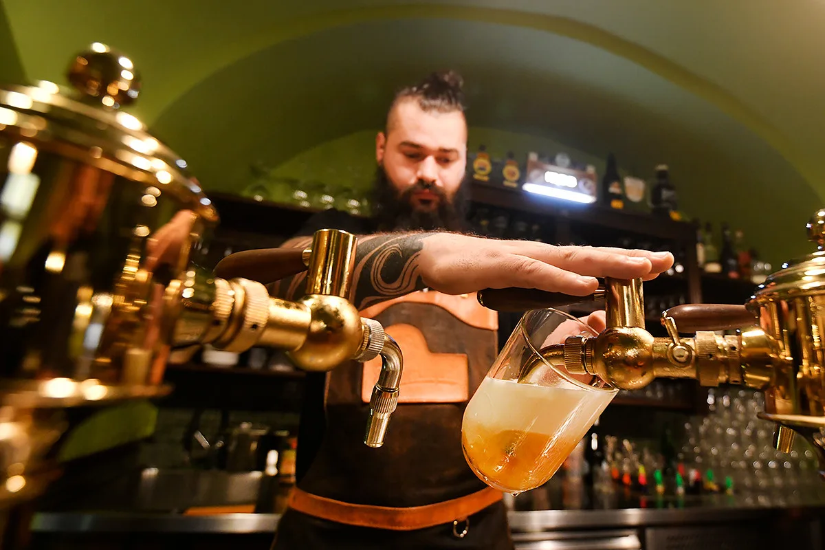 Zahraniční výčepní obdivují při výcviku rychlost svých českých kolegů, jak čepují pivo