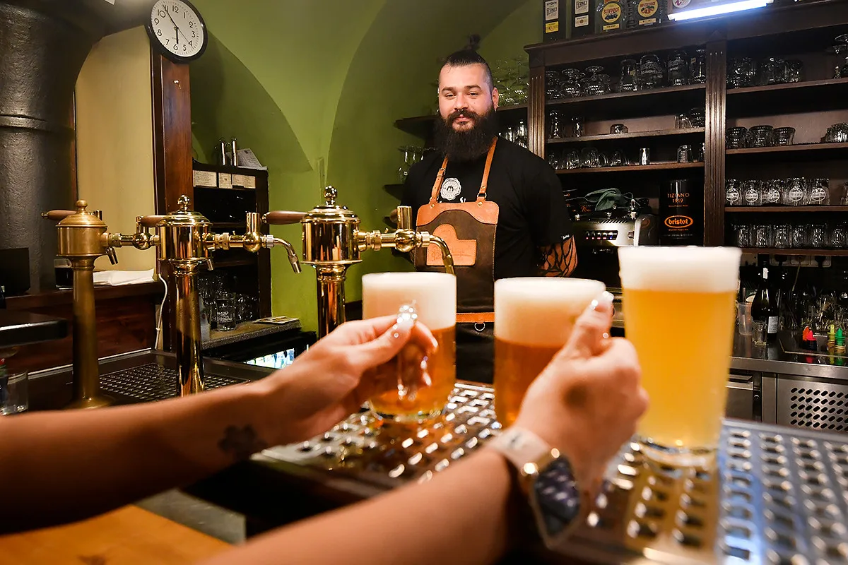 Zahraniční výčepní obdivují při výcviku rychlost svých českých kolegů, jak čepují pivo