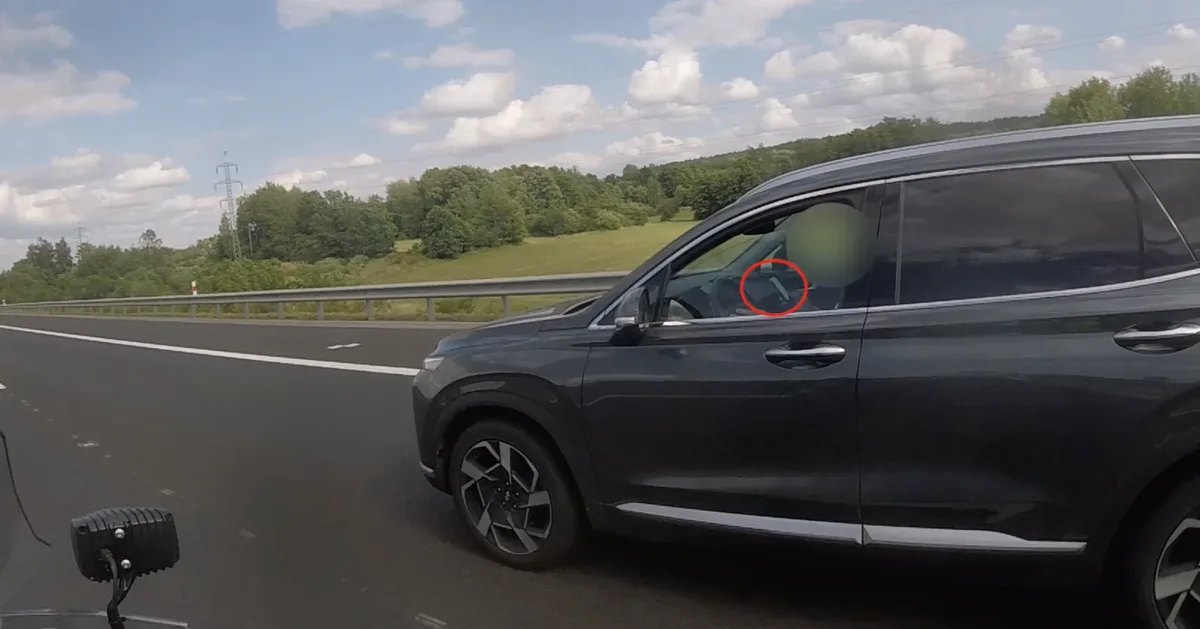 Policie v Karlovarském kraji varuje před používáním telefonu za volantem.